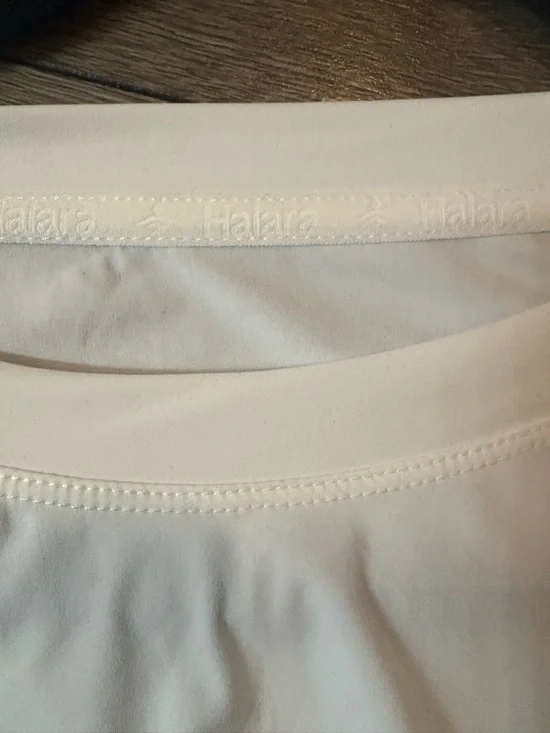 HALARA Cream Gathered-Hem Crop Top NWOT - Picture 2 of 5